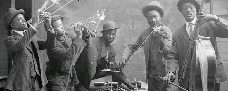 The King & Carter Jazzing Orchestra à Houston, Texas, en janvier 1921. Durant la Prohibition (1920 - 1933) qui vit les boissons alcoolisées interdites, le jazz acquit une mauvaise réputation. On le jugeait alors immoral et, parmi les générations plus anciennes, certains le considéraient comme une menace pour les valeurs culturelles classiques.