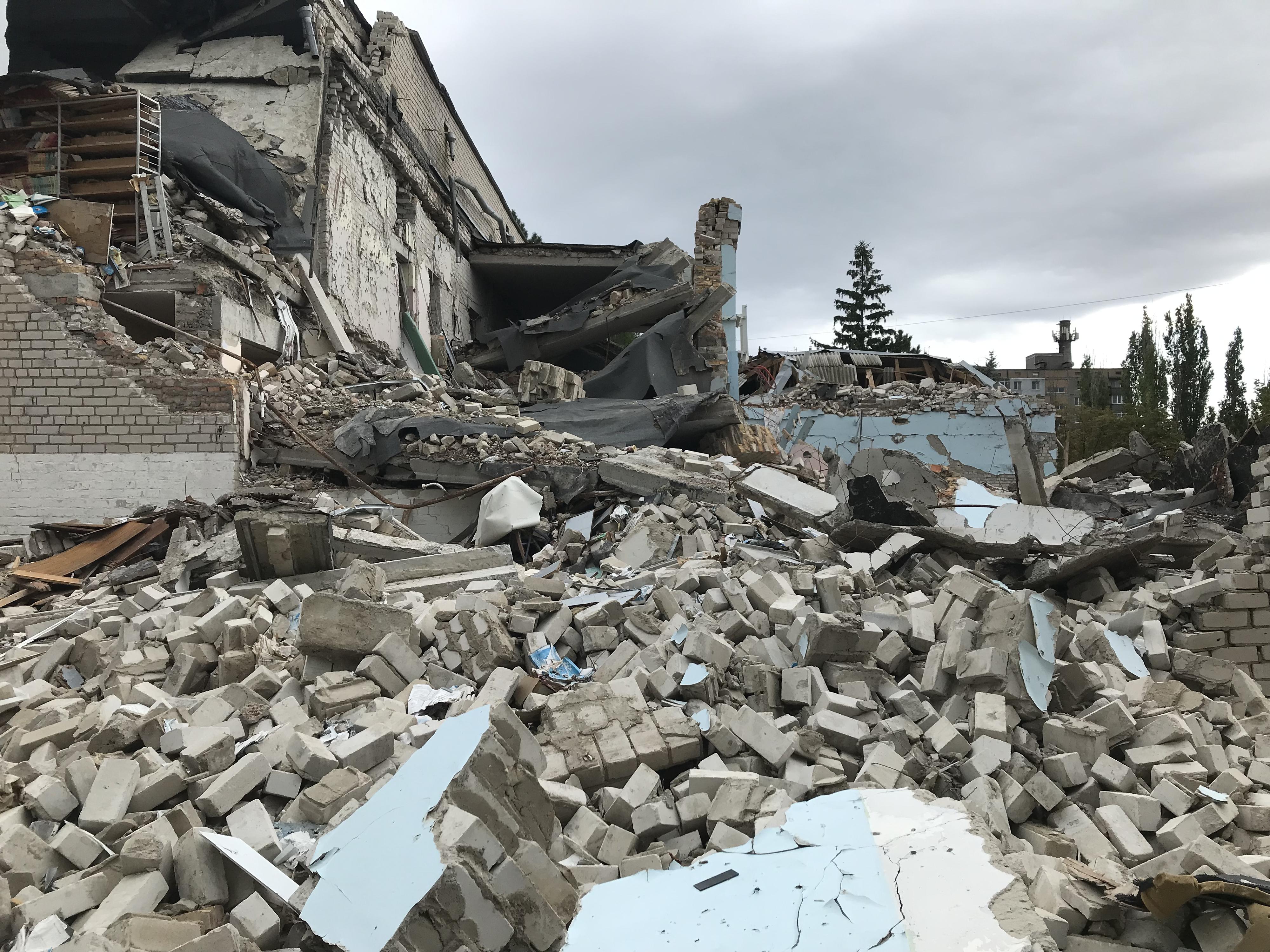 Les ruines d'un bâtiment après une frappe russe dans la ville de Mykolaïv. [RTS - Maurine Mercier]