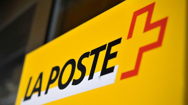 C'est une première au niveau suisse, La Poste et le canton du Jura amorcent une collaboration. Dès jeudi, des bornes interactives pour accéder au guichet virtuel cantonal seront à disposition du public dans les trois filiales postales du district des Franches-Montagnes. [KEYSTONE - DOMINIC FAVRE]