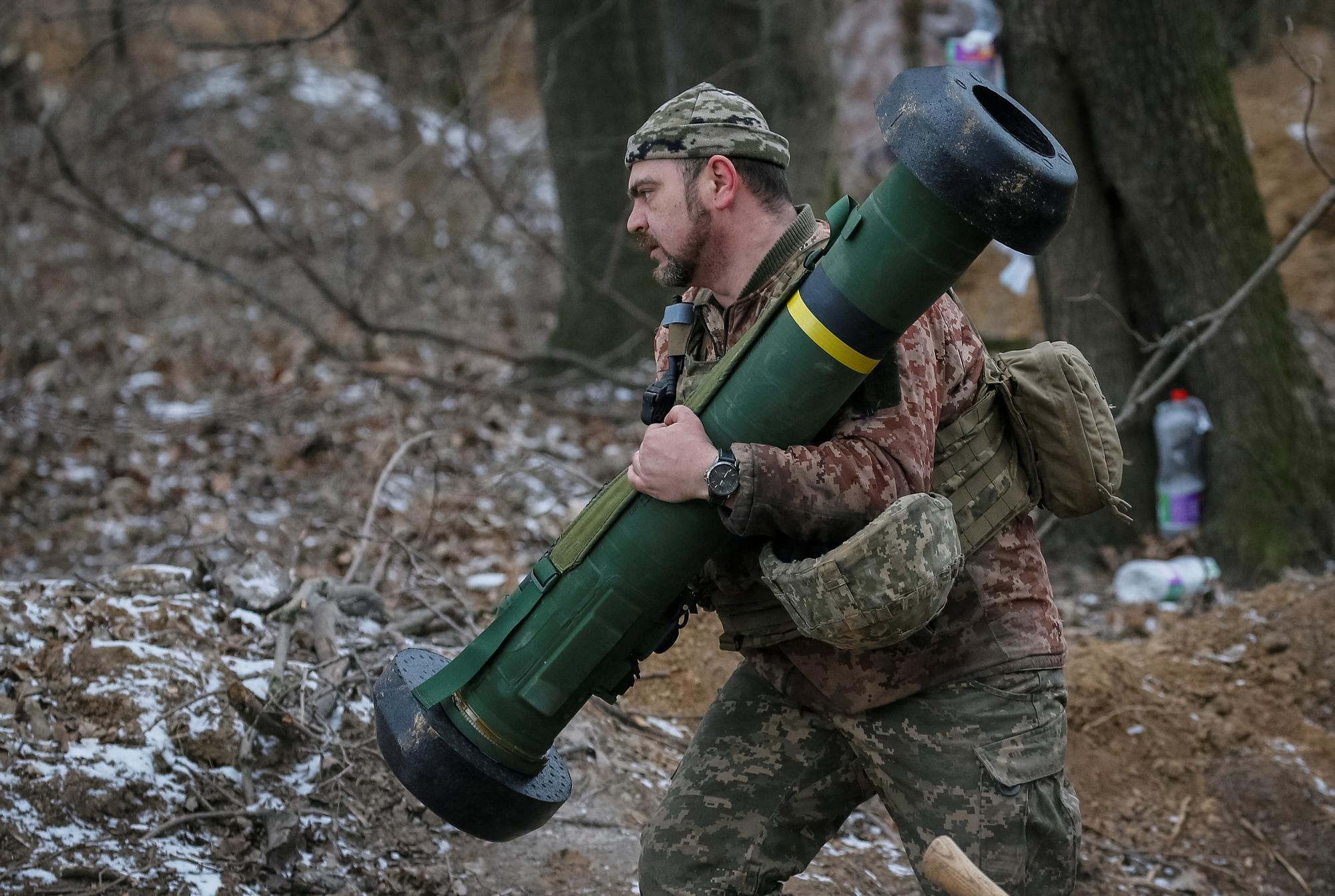 Un soldat ukrainien qui tient dans les mains un Javelin, système portatif de défense anti-tanks, le 13 mars 2022 au nord de Kiev. [reuters - Gleb Garanich]