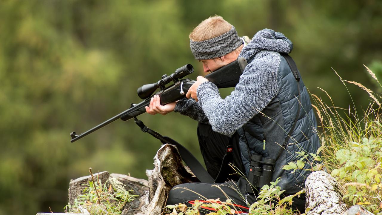 Dans le canton de Neuchâtel, les chasseurs seront soumis à une limitation de l'alcoolémie. [KEYSTONE - Olivier Maire]