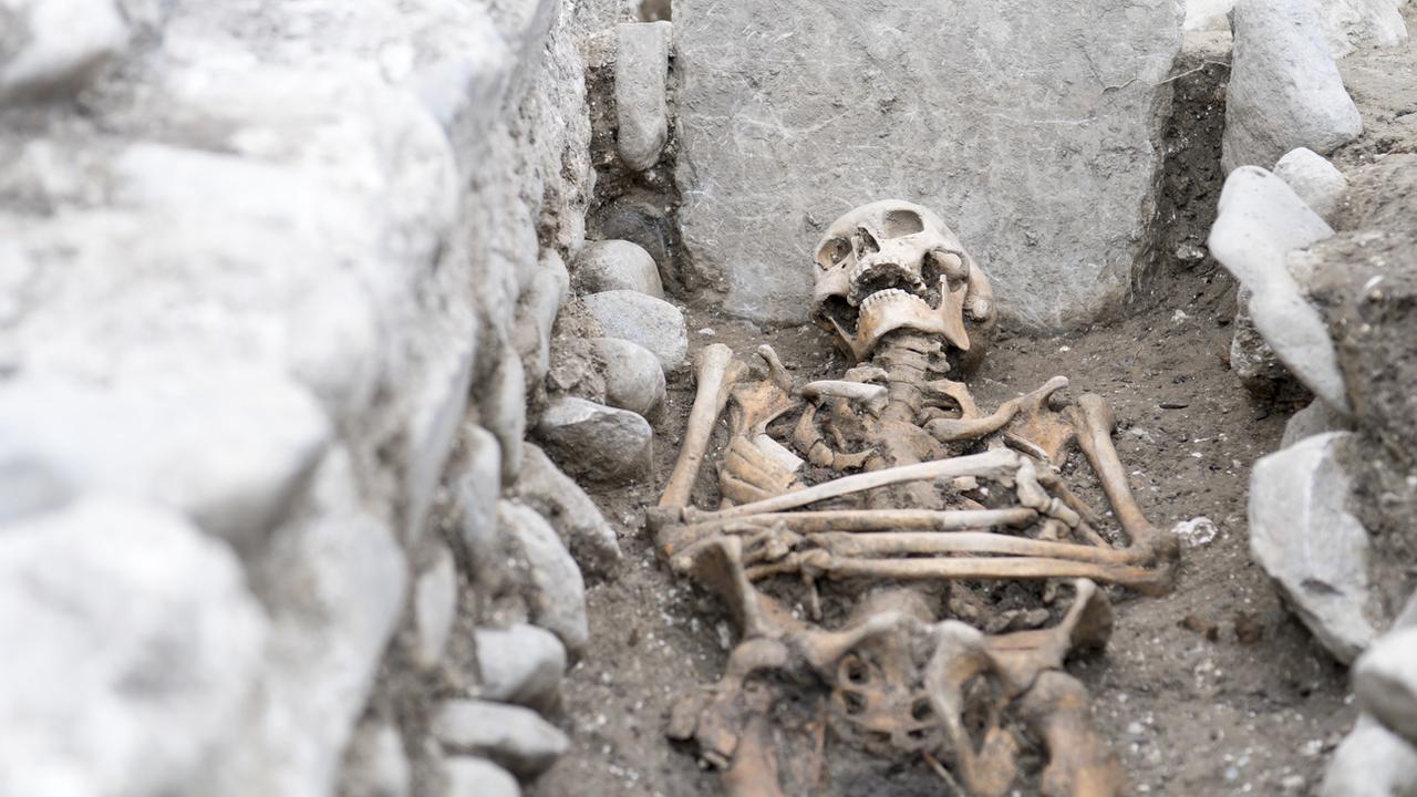 Un squelette humain à St-Maurice. [keystone - Laurent Gillieron]