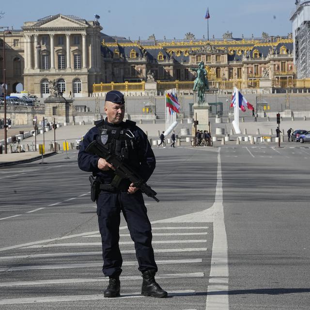 Un agent de police patrouille devant le Château de Versailles, où se tiendra un sommet de l'Union européenne, jeudi 10 mars 2022 à Versailles, à l'ouest de Paris. [AP Photo/KEYSTONE - Michel Euler]