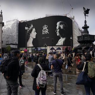 Hommage à la reine Elizabeth II sur les écrans géants de Picadilly Circus à Londres. [AP - Alberto Pezzali - Keystone]