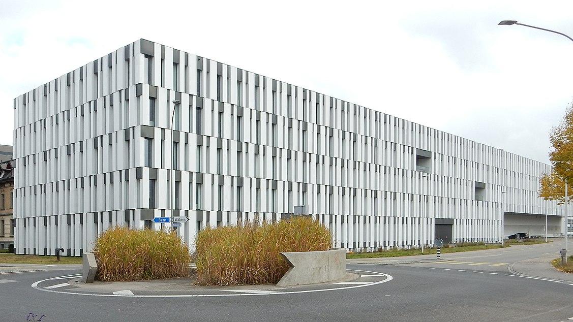 Le siège de l'Office fédéral de la santé publique (OFSP) à Liebefeld (BE). [CC-BY-SA - Hadi]