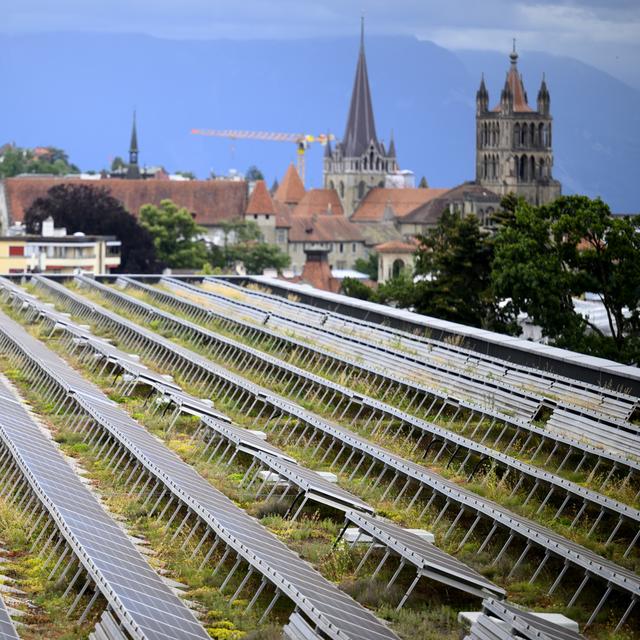 Panneaux solaires sur le toit d'une halle du Palais de Beaulieu, à Lausanne. [Keystone - Laurent Gilliéron]