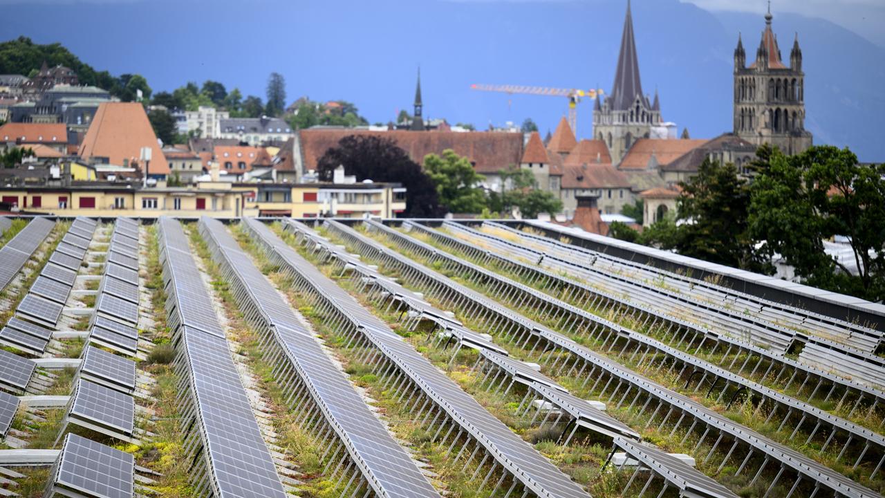 Panneaux solaires sur le toit d'une halle du Palais de Beaulieu, à Lausanne. [Keystone - Laurent Gilliéron]