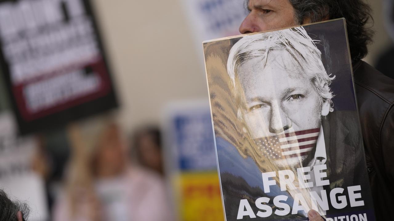 La justice britannique autorise formellement l'extradition de Julian Assange. [Keystone - Alastair Grant]