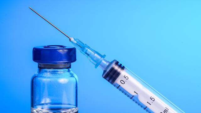 Le peuple se prononcera sur l'obligation de se faire vacciner. L'initiative populaire "Pour la liberté et l'intégrité physique" a abouti. [depositphotos - Esbenklinker]