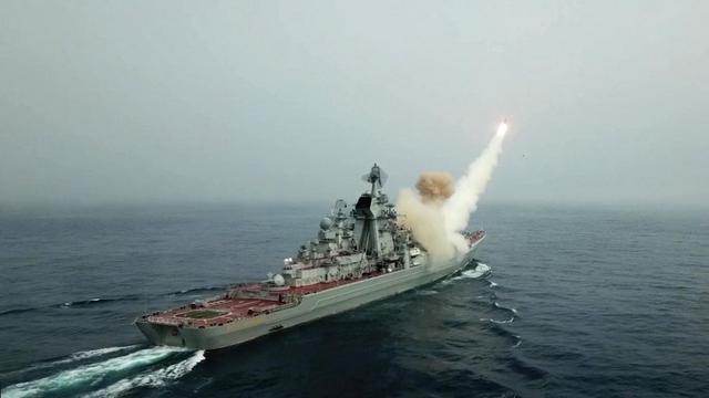 Un missile lancé depuis un navire de guerre russe. [Spoutnik via afp - Russian Defence ministry]