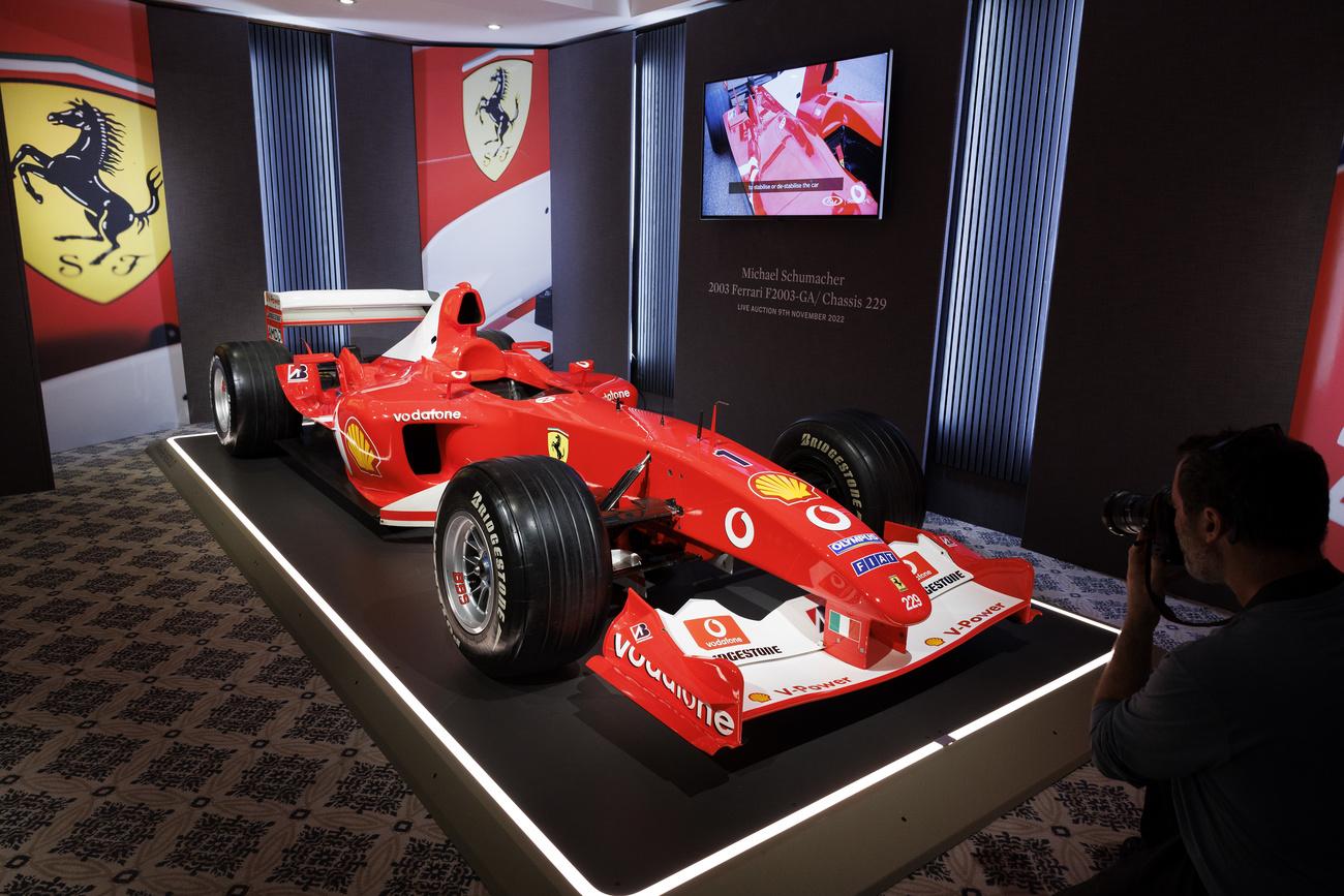 La Ferrari de Michael Schumacher, une F2003-GA Chassis 229, a été vendue pour plus de 14 millions de francs. [Keystone - Salvatore Di Nolfi]