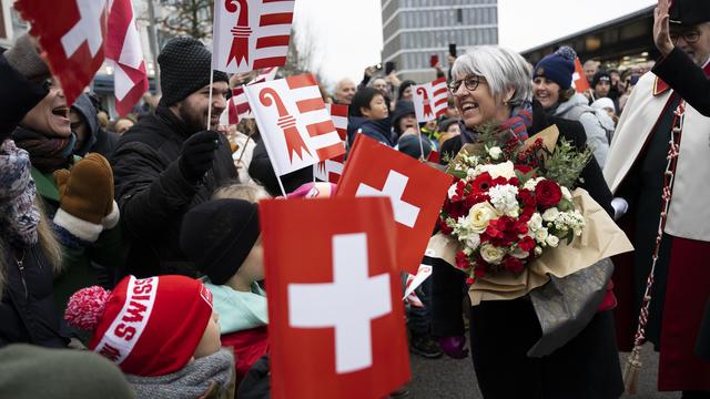 La nouvelle conseillère fédérale Elisabeth Baume-Schneider à son arrivée à Delémont à l'occasion d'une réception en son honneur. [Keystone - Anthony Anex]