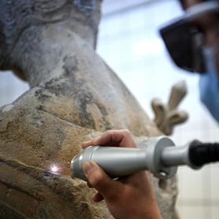 Travail de restauration d'une statue médiévale au C2RMF.
Christophe ARCHAMBAULT
AFP [Christophe ARCHAMBAULT]