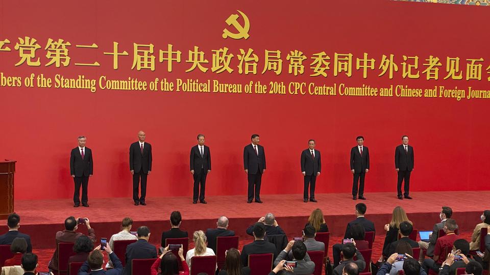 Les sept membres du Comité permanent du PCC, de gauche à droite, Li Xi, Cai Qi, Zhao Leji, le président Xi Jinping, Li Qiang, Wang Hunting et Ding Xuexiang. [Keystone - Ng Han Guan]