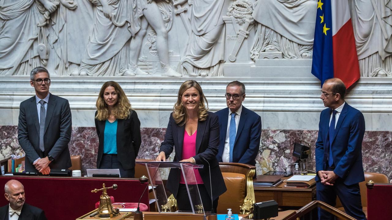Pour la première fois en France, une femme, Yaël Braun-Pivet, proche d'Emmanuel Macron, a été élue le 28 juin à la présidence de l'Assemblée nationale. [Keystone - Christophe Petit Tesson]