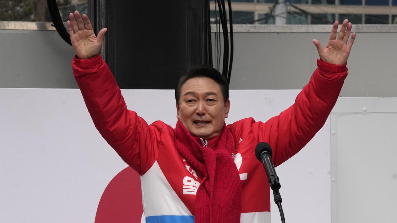 En Corée du sud, un candidat à la présidentielle utilise un avatar pour séduire les électeurs. [Keystone - Ahn Young-joon]