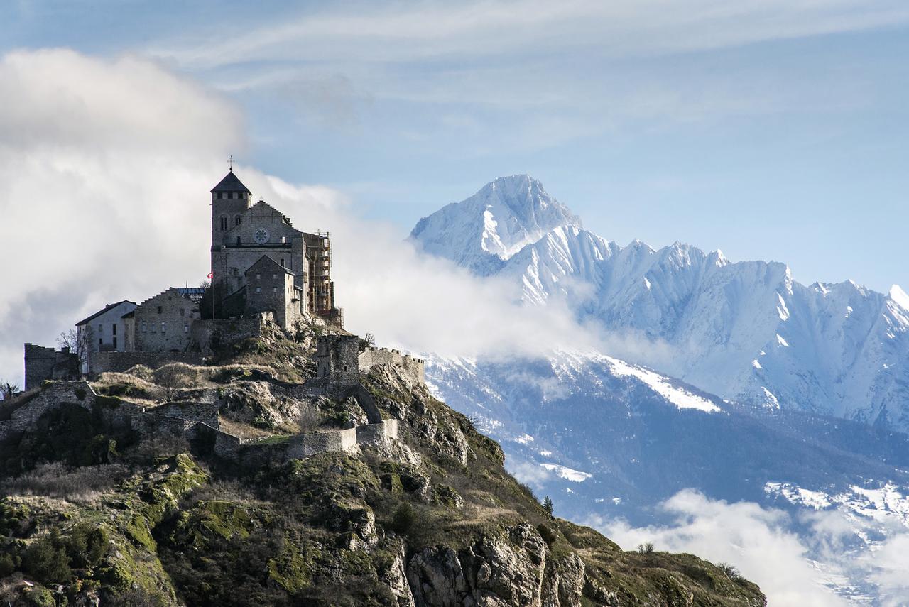 Vue sur la basilique Notre-Dame de Valère, à Sion. [KEYSTONE - OLIVIER MAIRE]