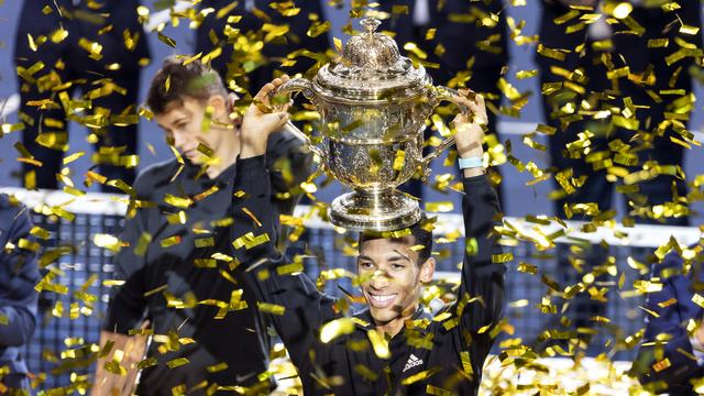 Félix Auger-Aliassime soulève le trophée sous les confettis. [Alexandra Wey]