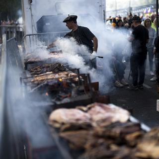 L'Argentine, connue pour la qualité de sa viande rouge, a accueilli dimanche son quatrième championnat national d'"asado" (barbecue). [Keystone - Rodrigo Abd]