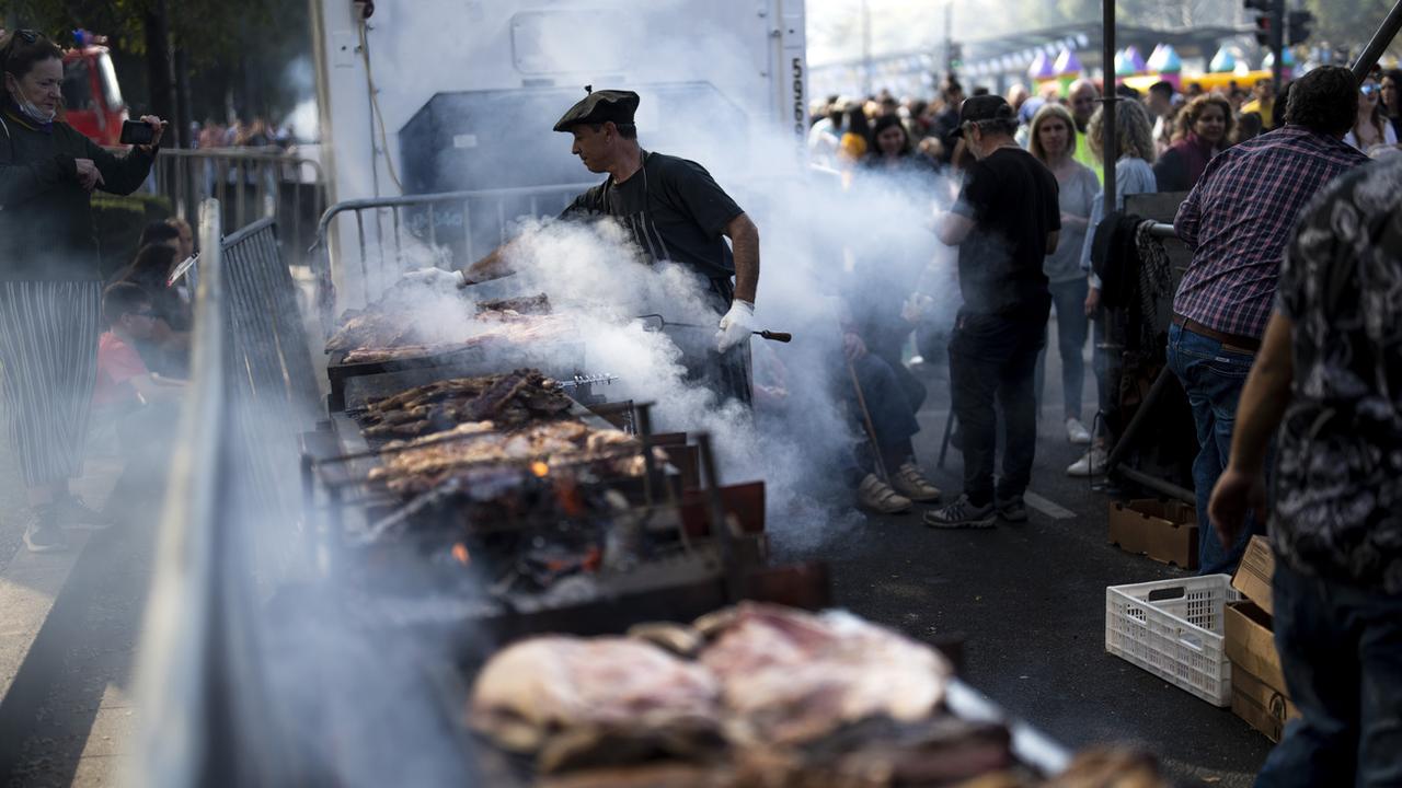 L'Argentine, connue pour la qualité de sa viande rouge, a accueilli dimanche son quatrième championnat national d'"asado" (barbecue). [Keystone - Rodrigo Abd]