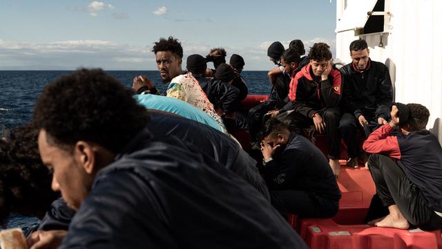 Des migrants photographiés sur le pont du navire humanitaire Ocean Viking le 6 novembre 2022. [AFP - Vincenzo Costa]