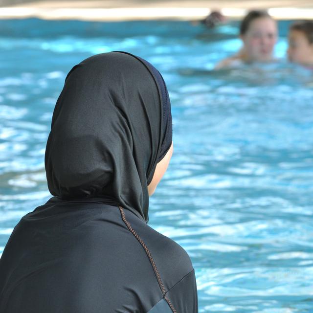 La ville française de Grenoble s'apprête à modifier la réglementation des piscines pour notamment autoriser le burkini. [keystone - Rolf Haid]