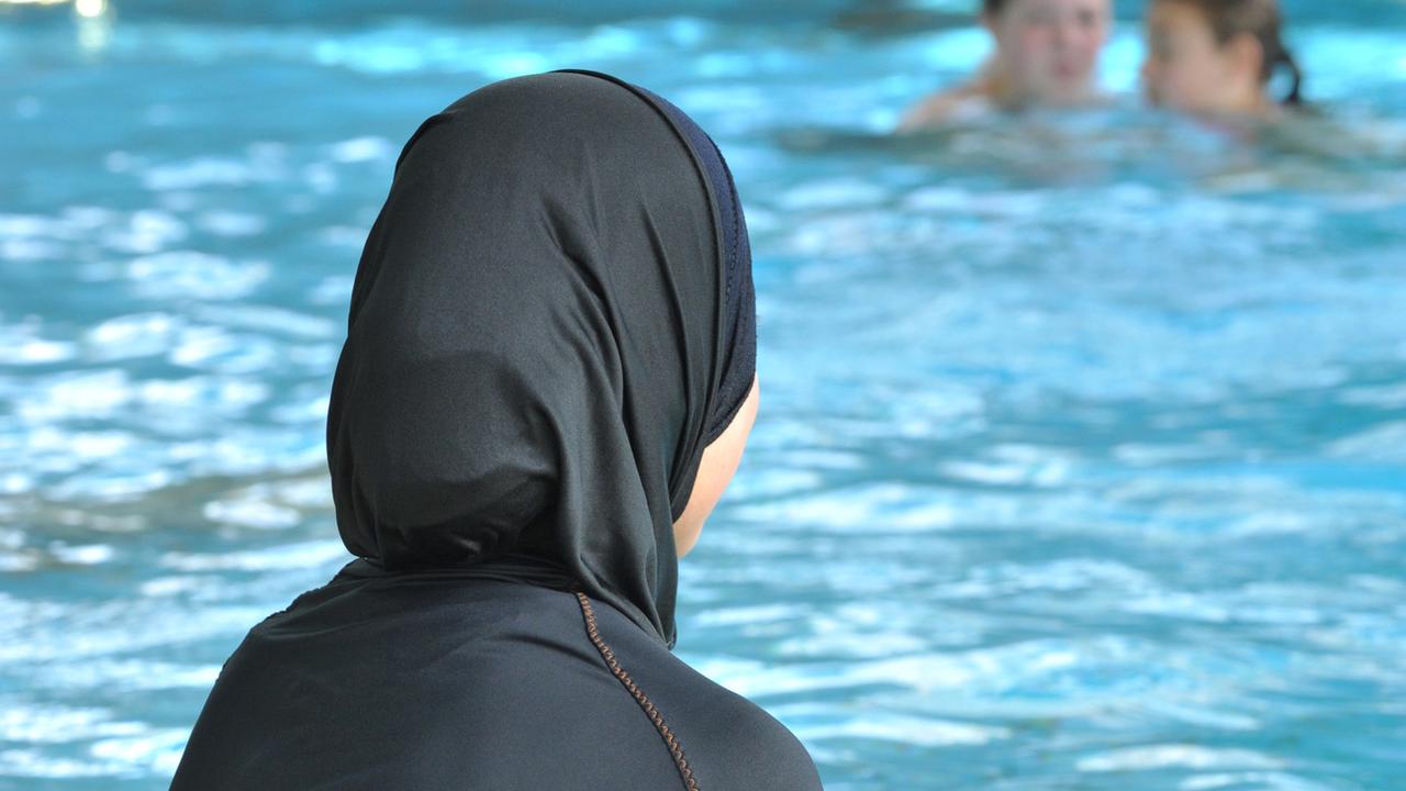 La ville française de Grenoble s'apprête à modifier la réglementation des piscines pour notamment autoriser le burkini. [keystone - Rolf Haid]