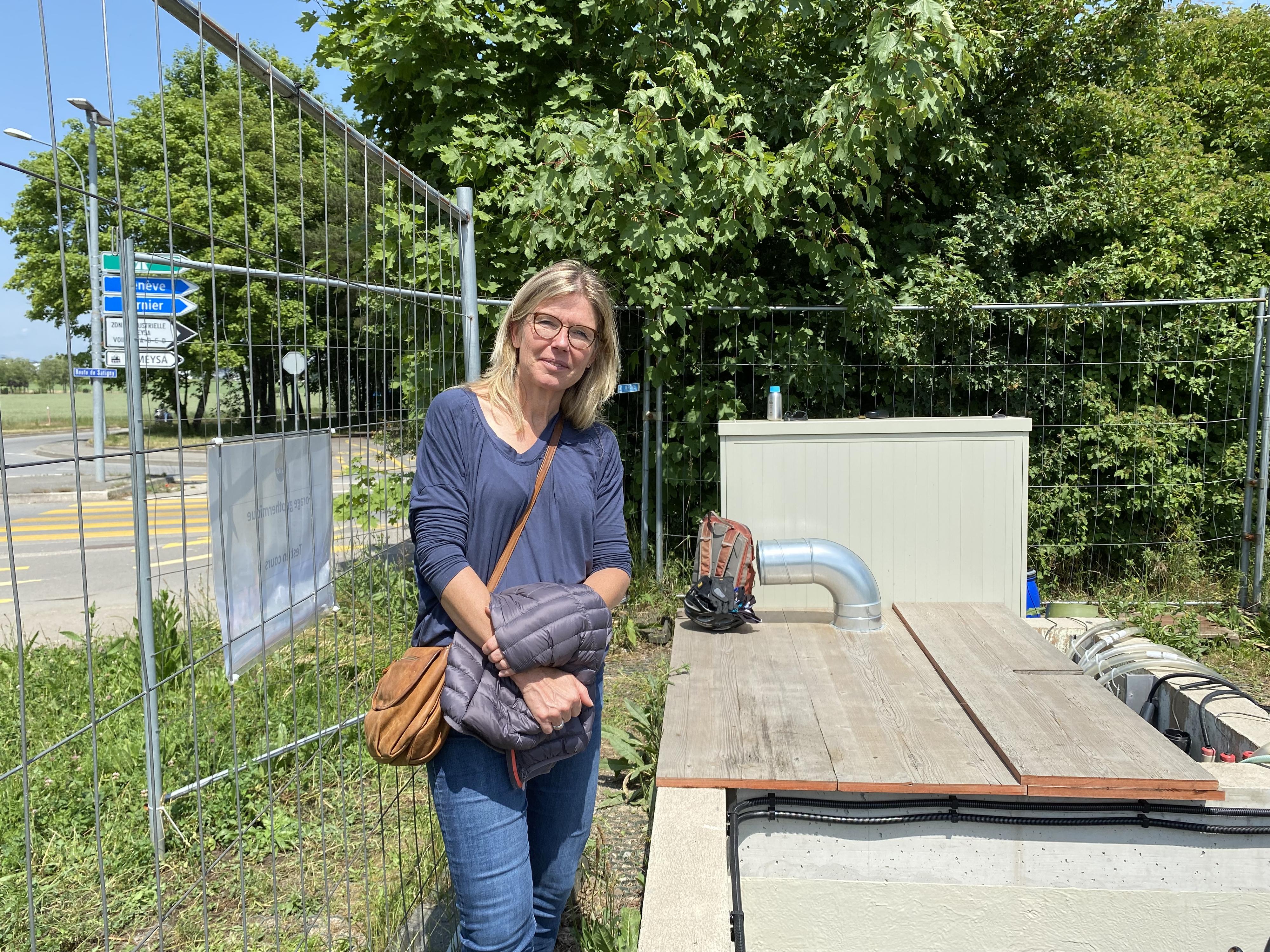 Nathalie Andenmatten, responsable du programme géothermie du canton de Genève, devant l'installation de géothermie de Satigny. [RTS - 15 Minutes]