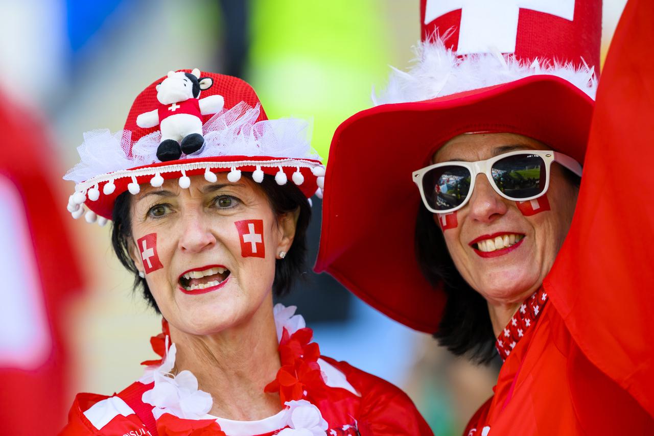 Deux supportrices suisses dans le stade Al-Janoub à Al-Wakrah. [Keystone - Laurent Gillieron]