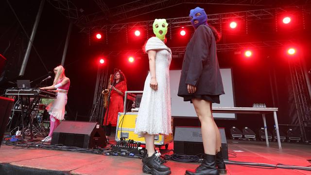 Le groupe russe Pussy Riot ici en concert en Allemagne en juillet 2022. [Keystone - Bodo Schackow]