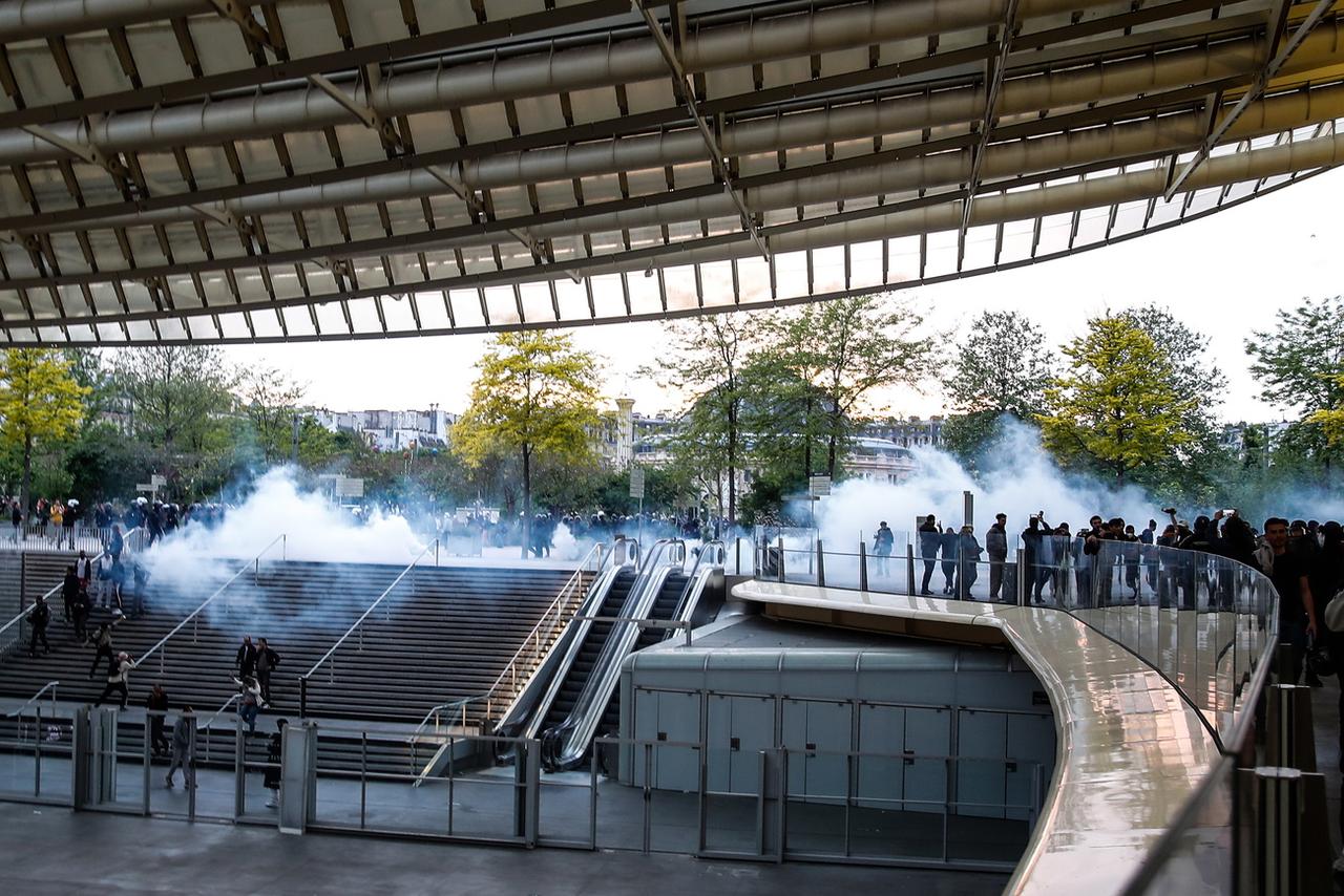 Dans le centre de Paris, 250 à 300 manifestants "antifas" ont manifesté aux cris notamment de "Macron dégage", le 24 avril 2022. [KEYSTONE - MOHAMMED BADRA]