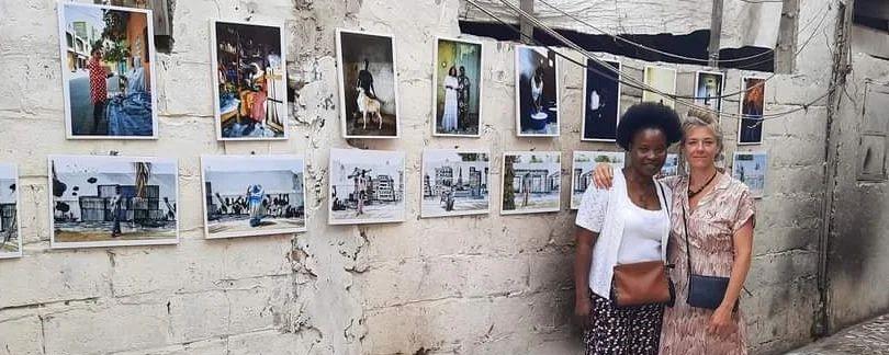 A Dakar, la série de photos Autrement, conçues collectivement autour d’Audrey Cavelius (à droite) dans le cadre du projet Checkpoint. [François Burland.]