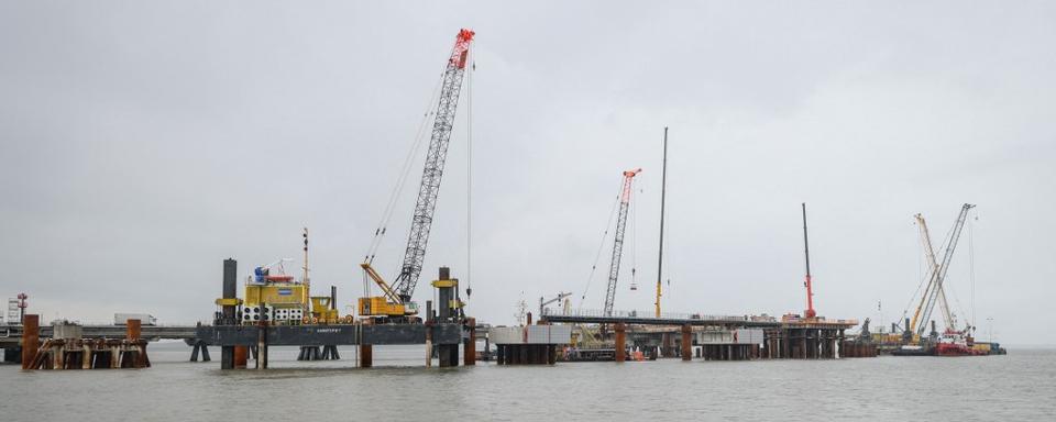 Le site de construction du nouveau terminal allemand d'accueil de gaz naturel liquéfié de Wilhelmshaven, sur la mer du Nord. [AFP - Focke Strangmann]