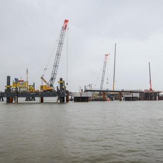 Le site de construction du nouveau terminal allemand d'accueil de gaz naturel liquéfié de Wilhelmshaven, sur la mer du Nord. [AFP - Focke Strangmann]