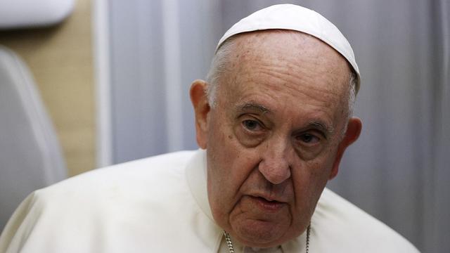 Le pape François en conférence de presse à bord de l'avion papal, lors de son vol de retour après sa visite au Canada, le 29 juillet 2022. [AFP - Guglielmo Mangiapane]