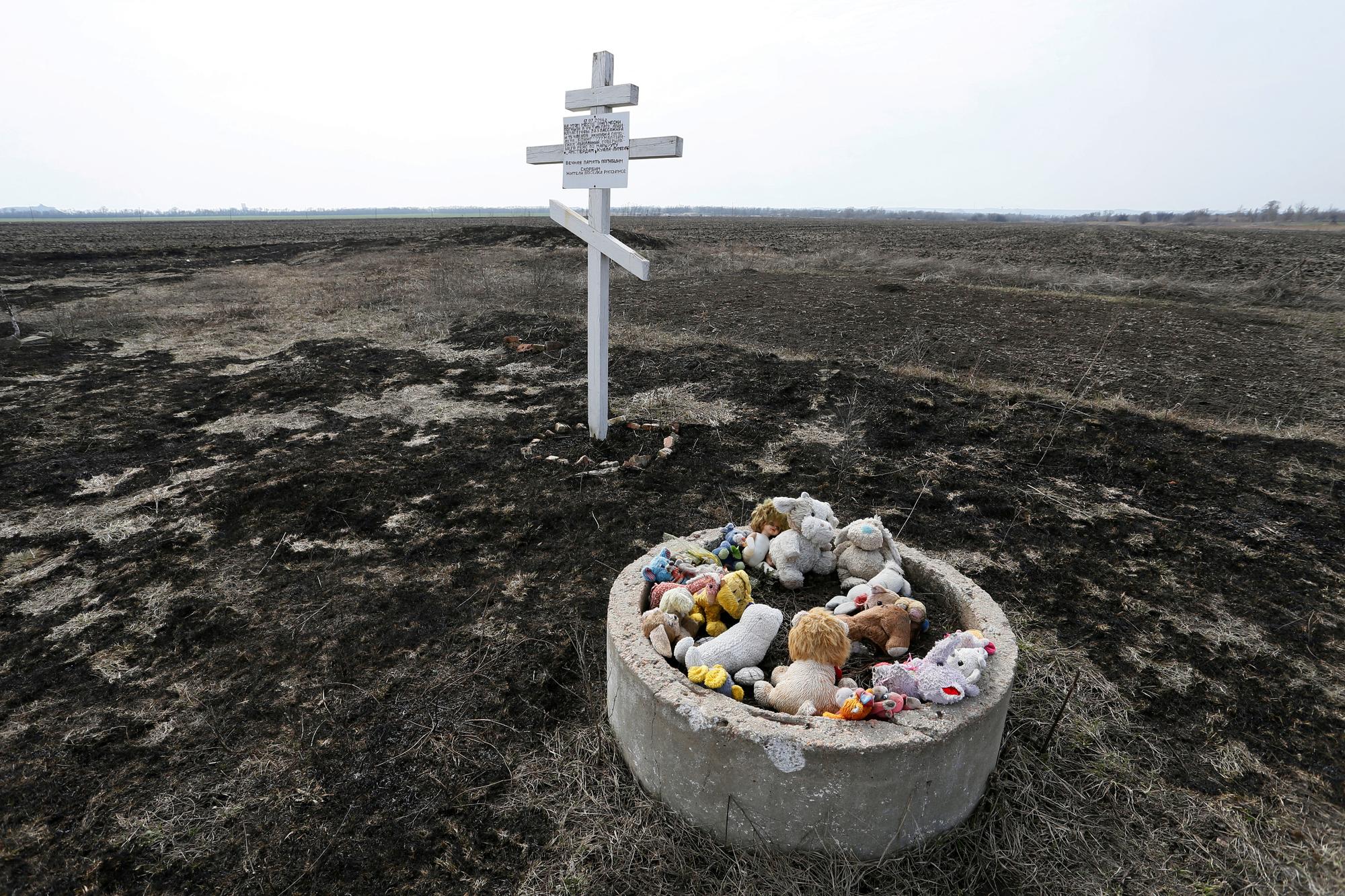 Des peluches sont déposées en mémoire des victimes dans le champ où s'est écrasé l'avion de Malaysia Airlines, à proximité du village de Rozsypne, dans l'est de l'Ukraine. [REUTERS - Alexander Ermochenko]