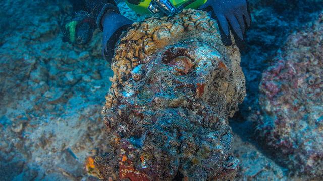 Découverte d'une tête de statue en marbre avec des traits faciaux évidents. [ESAG - NIKOS GIANNOULAKIS]