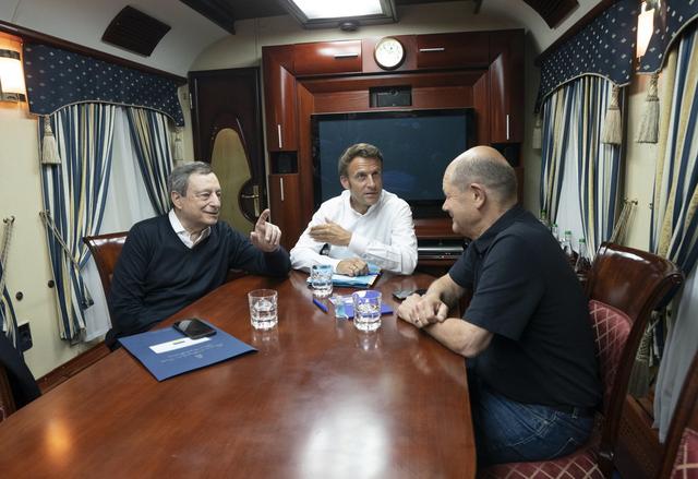 Mario Draghi, Emmanuel Macron et Olaf Scholz prennent le train pour Kiev. [Keystone - EPA/Filippo Attili]