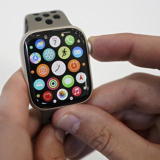 Une montre connectée de la marque Apple. [AP Photo/Keystone - Jeff Chiu]
