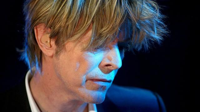 Le chanteur anglais David Bowie au Montreux Jazz Festival, le 18 juillet 2002. [KEYSTONE - Fabrice Coffrini]