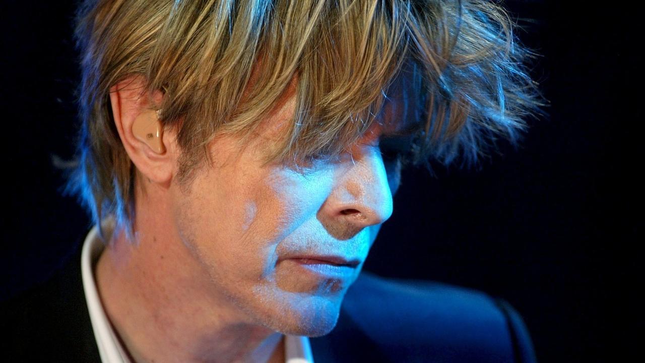 Le chanteur anglais David Bowie au Montreux Jazz Festival, le 18 juillet 2002. [KEYSTONE - Fabrice Coffrini]