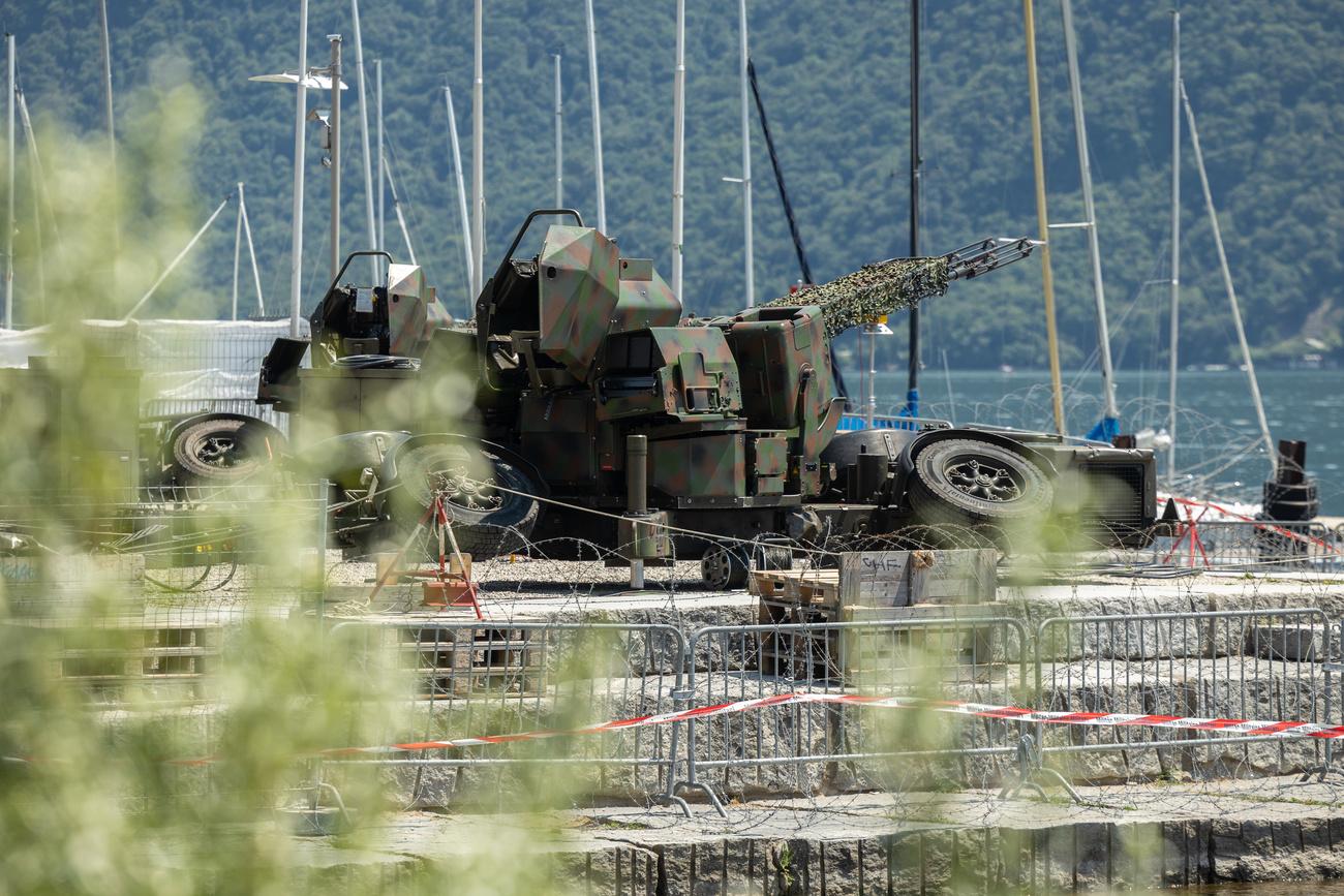 Des équipements militaires photographiés près du lac de Lugano avant la conférence sur la reconstruction de l'Ukraine. [Keystone - Massimo Piccoli]