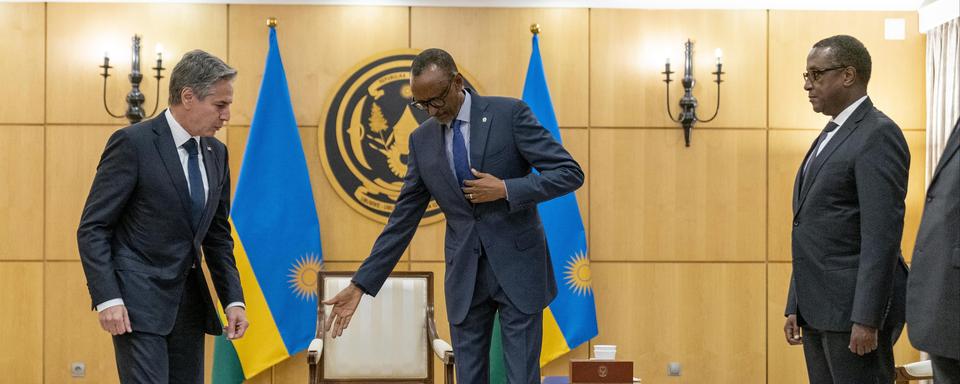 Le secrétaire d'Etat américain Antony Blinken se fait accueillir par le président rwandais Paul Kagame, lors de sa visite du continent africain en août 2022. [Keystone/AP Photo - Andrew Harnik, Pool]