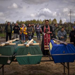 Cérémonie funèbre pour l'enterrement de victimes à Boutcha, le 27.04.2022. [AP/Keystone - Emilio Morenatti]