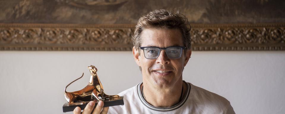 Le producteur de film Jason Blum avec son Prix Raimondo Rezzonico reçu à Locarno. [Keystone - Urs Flueeler]