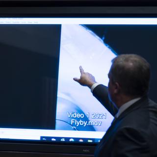 Le directeur adjoint du renseignement naval, Scott Bray, montre une vidéo d'un UAP lors d'une audience de la sous-commission du renseignement, du contre-terrorisme, du contre-espionnage et de la contre-prolifération de la Chambre des représentants sur les "phénomènes aériens non identifiés", au Capitole, le mardi 17 mai 2022, à Washington. [AP Photo - Alex Brandon]