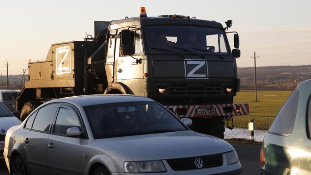 Un signe ou plutôt à une lettre, blanche, interpelle depuis le début de cette guerre en Ukraine. Il s'agit d'un mystérieux "Z" inscrit sur de nombreux chars et autres véhicules de l'armée russe. Plusieurs théories émergent pour expliquer ce symbole. [SPUTNIK VIA AFP - ANTON VERGUN]