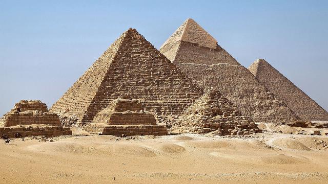 Pyramides de Gizeh. Les trois plus grandes et plus célèbres des pyramides d'Egypte, celles de Khéops, Khéphren et Mykérinos, se trouvent sur la nécropole de Gizeh, à 18 kilomètres du Caire. Elles portent le nom des pharaons à qui elles ont été dédiées. [wikimedia - Ricardo Liberato]