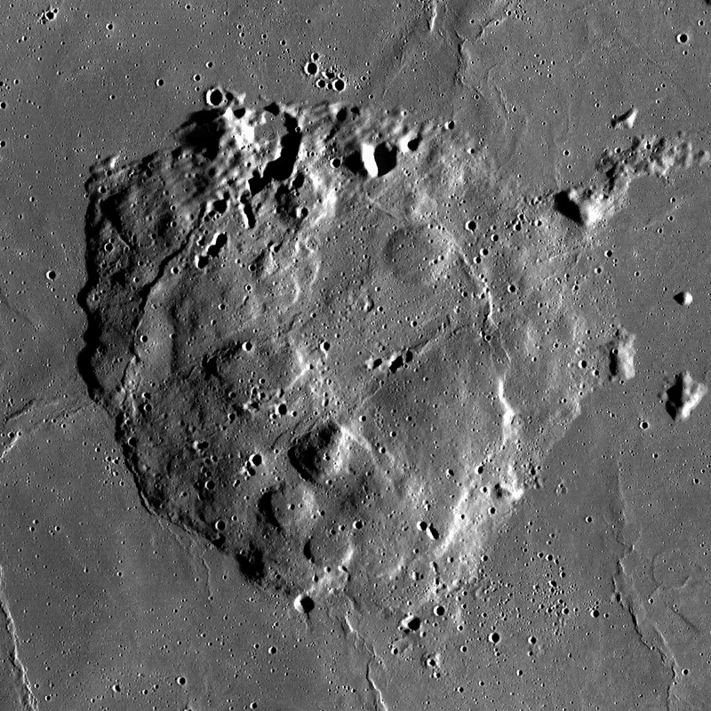 Le Mons Rümker est un massif montagneux situé sur la face visible de la Lune, dans la région nord de l'Océan des Tempêtes. La sonde spatiale chinoise Chang'e 5 s'est posée au nord-est de cette région le 1er décembre 2020. [NASA/Wikimedia - LROC WAC Nearside mosaic]