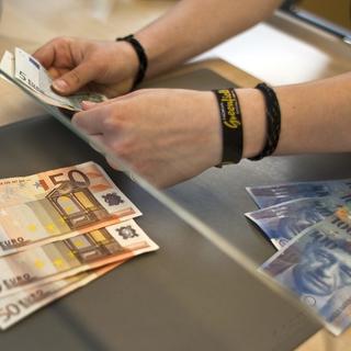 Des billets d'euro et de franc suisse. [Keystone - Ennio Leanz]